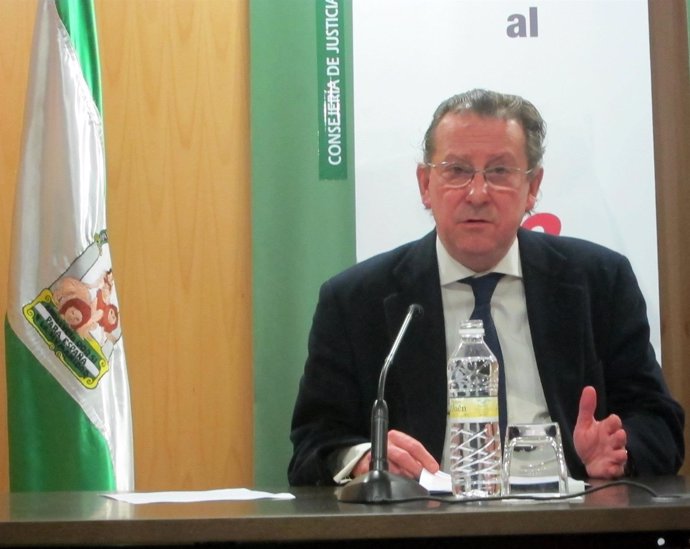 El consejero andaluz de Justicia e Interior, Emilio de Llera, en rueda de prensa