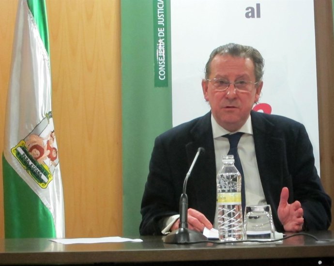 El consejero andaluz de Justicia e Interior, Emilio de Llera, en rueda de prensa