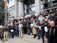 Más de cien interinos se concentran para exigir su readmisión