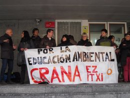 Trabajadores del CRANA se concentran contra el cierre de la fundación.