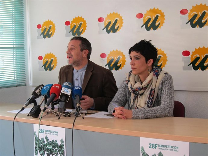 José Antonio Castro y Antonia Morillas, en la sede de IU