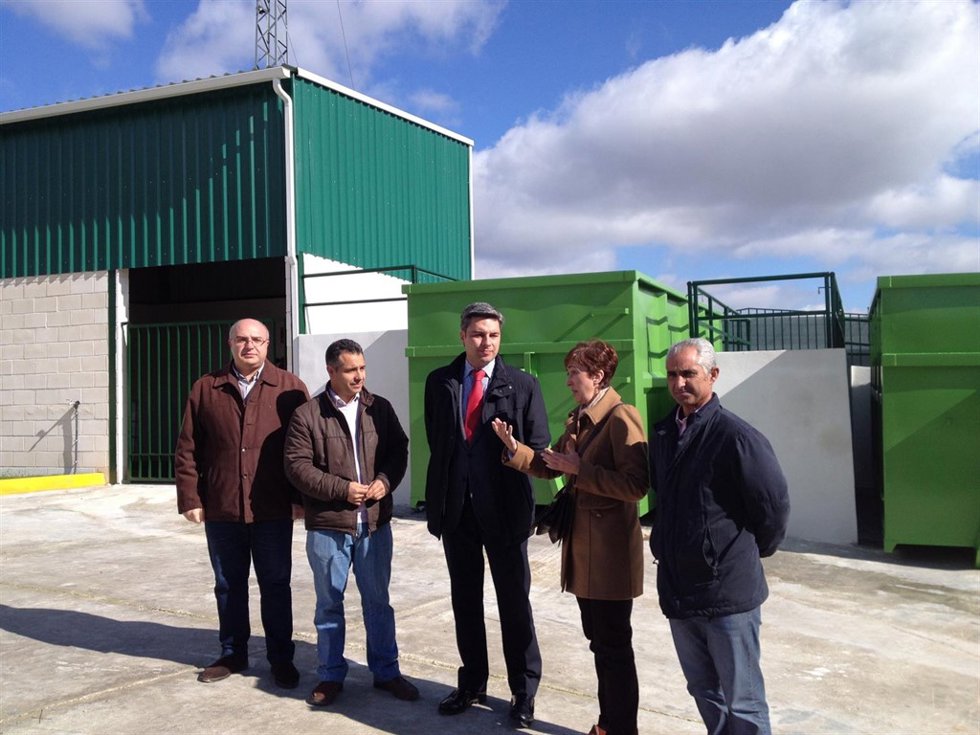 Lorite y Carmona (centro) junto al Punto Limpio de Moriles