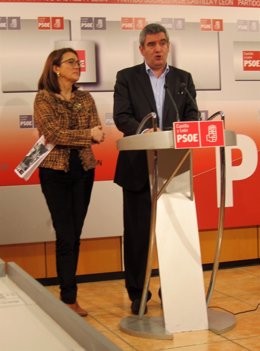 Julio Villarrubia, acompañado por Soraya Rodríguez, en rueda de prensa