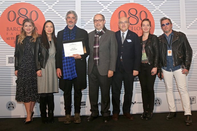 Josep Vendrell recibe el premio de la mano de Felip Puig