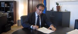 El consejero de Hacienda de Aragón, José Luis Saz, firma el préstamo con el ICO