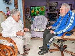 El presidente de Uruguay, José Mujica, y el líder cubano, Fidel Castro.