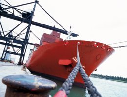 Barco atracado en un puerto