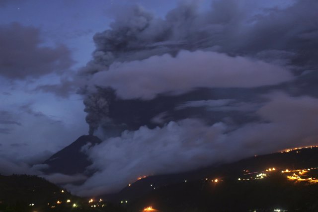 Imagen Del Volcán Tungurahua, En Ecuador