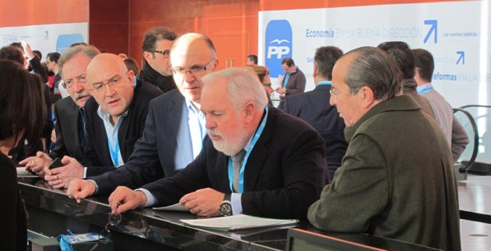 El ministro de Agricultura, Miguel Arias Cañete, se acredita en la Convención