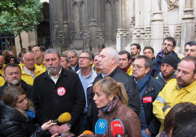 Carmen Castilla y Francisco Carbonero con los trabajadores de Amaya