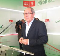 Cornejo (PSOE-A) lamenta que "la huida" de Zoido "venga acompañada de un reguero de mentiras para tapar su incapacidad"