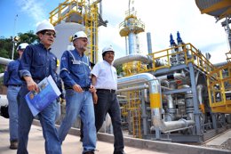 El presidente de Bolivia, Evo Morales, inaugura una planta de gas natural