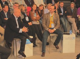 José Ignacio Wert (izq) y José Ramón Bauza (drcha) en la Convención del PP