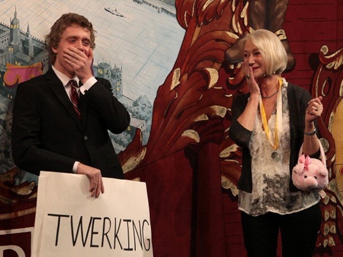 Helen mirren  imita a miley cyrus con el twerking