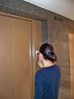 Una joven utiliza el ascensor.
