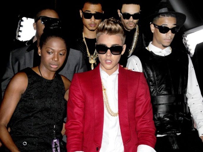 Justin Bieber chupando un pecho a una bailarina de striptes