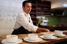 Un camarero del restaurante  'La Guayaba Verde' en Caracas.