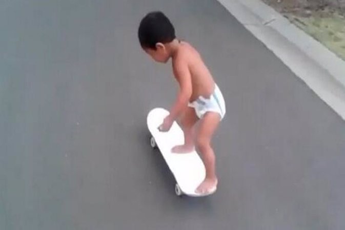 UN BEBÉ EN SKATE CAUSA FUROR EN YOUTUBE 