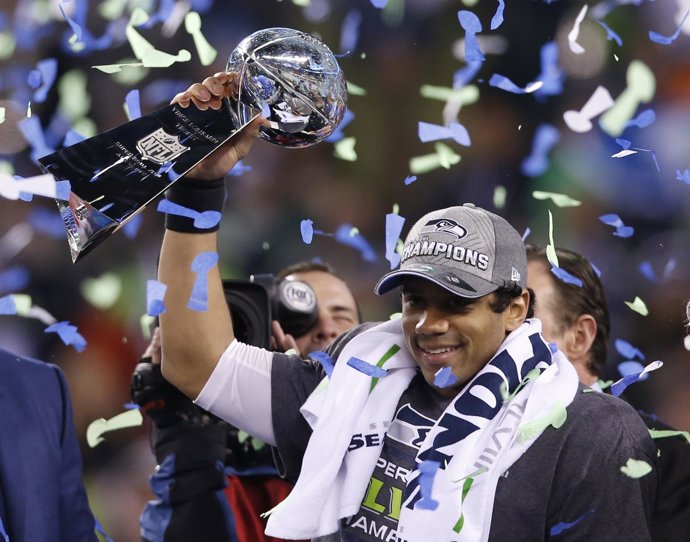 Russell Wilson (Seattle Seahawks) con el trofeo de la Superbowl