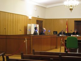 El acusado junto a su abogado en la Audiencia de Valladolid.