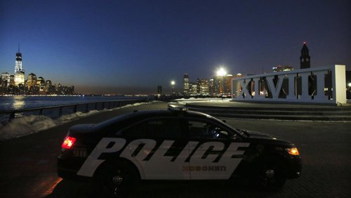 Coche de policía cerca de los números de la SuperBowl