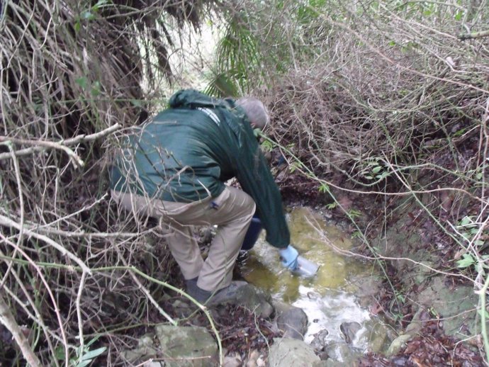 Personal de la Junta toma muestras tras la fisura de unn tanque en Gamasur