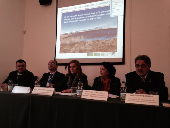 Serrano (centro) en la reunión del Comité Andaluz de Humedales