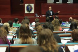 El profesor Ángel Lafuente impartiendo una clase