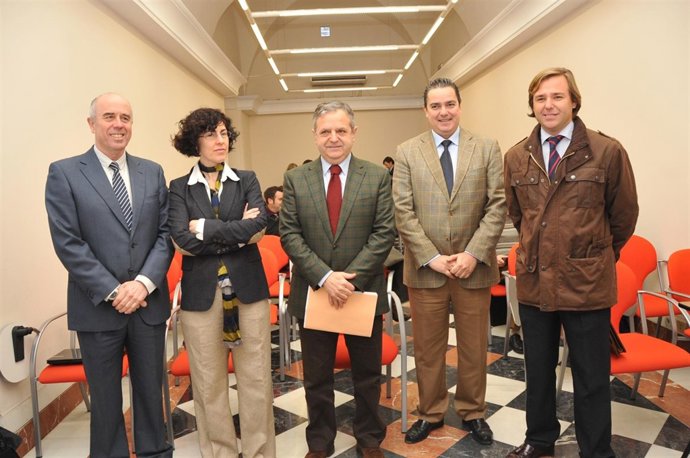 Fuentes (centro) en la inauguración de la jornada