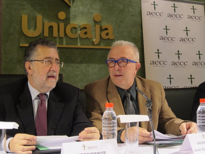 Sánchez Maldonado, junto al presidente de Aecc Málaga, Francisco Aguilar
