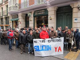 Los trabajadores de Metales Extraídos se concentran ante los administradores
