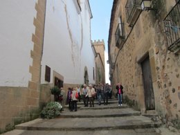 Turistas En La Parte Antigua De Cáceres