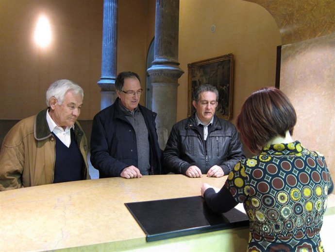 Miembros de Plataforma Epilense Basta de Robos entregando solicitud al Justicia