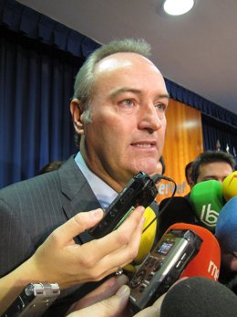 El presidente de la Generalitat, Alberto Fabra, atiende a los periodistas.