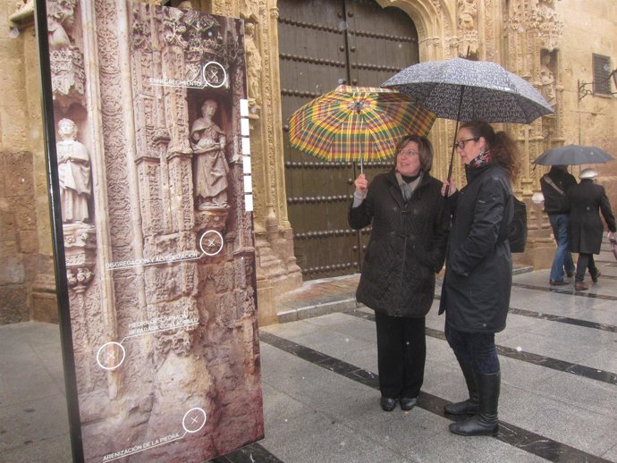 Visita a la entrada del Palacio de Congresos