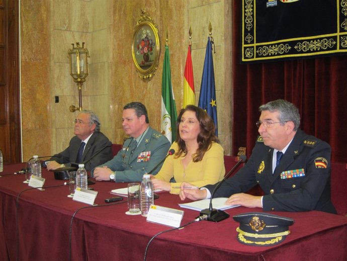 En el centro, la delegada del Gobierno en Andalucía, Carmen Crespo