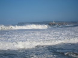 Viento y oleaje en el Cantábrico, en Santander 