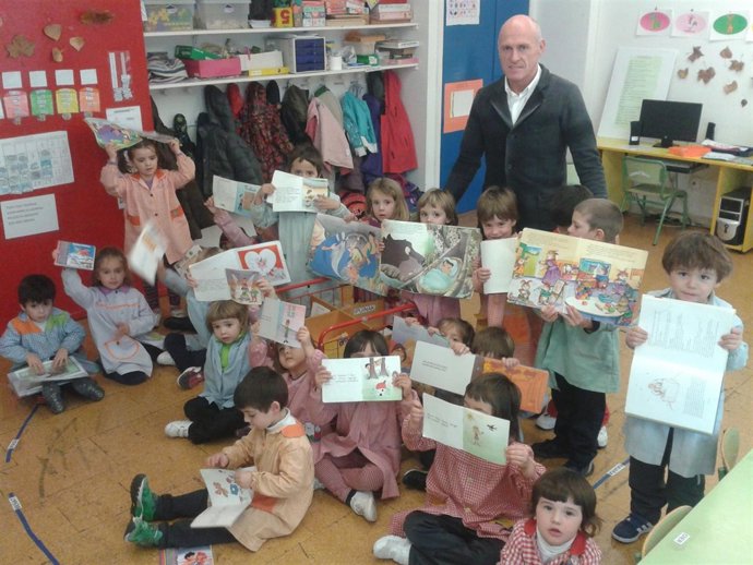 El director del centro, Josu Reparaz, con alumnos.