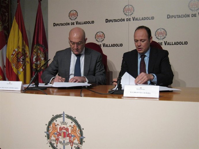 Jesús Julio Carnero y Carlos Villar, durante la firma del convenio.