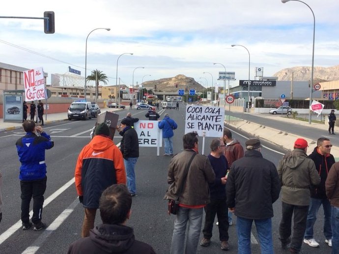 Los trabajdores de Coca-cola Alicante cortan la carretera de Ocaña