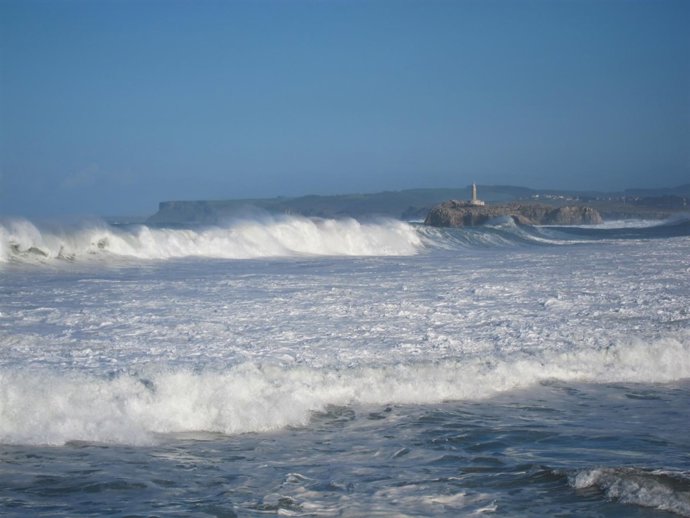 Viento y oleaje en el Cantábrico, en Santander 
