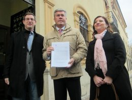 El alcalde (c), con Contreras y Chamorro, muestra la propuesta de Dependencia.