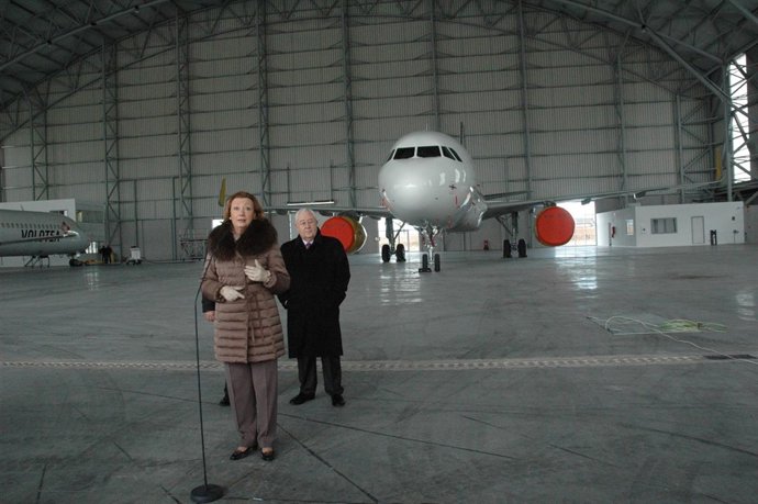 La presidenta de Aragón, Luisa Fernanda Rudi, en un hangar de PLATA