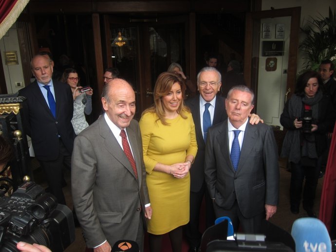 Miquel Roca (abogado) pta.Susana Díaz, I.Fainé (La Caixa) J.Godó (Grupo Godó)