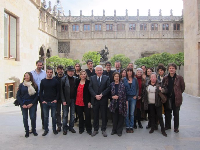 Foto de familia tras la entrega de los VI Premis Gaudí con Ferran Mascarell