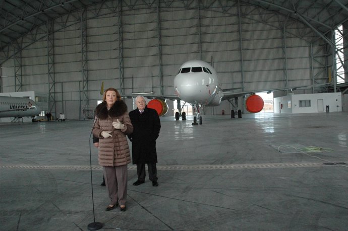 La presidenta de Aragón, Luisa Fernanda Rudi, en un hangar de PLATA