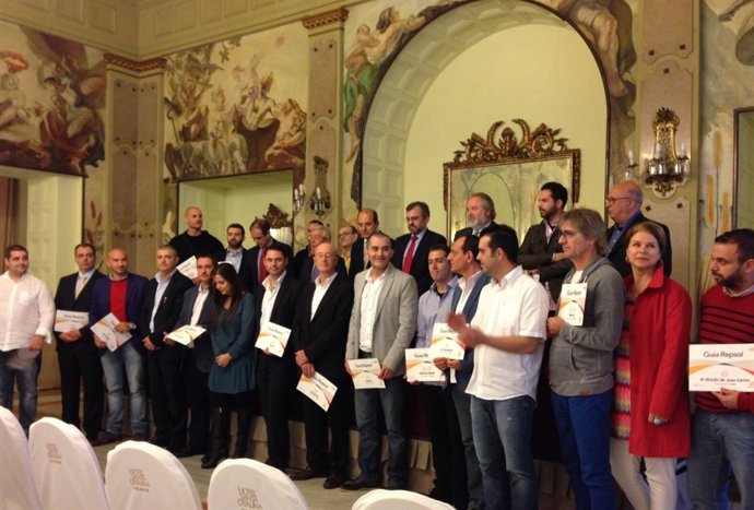 El alcalde de Las Palmas de Gran Canaria, Juan José Cardona (en el centro)