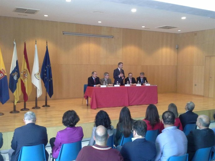 Paulino Rivero en la firma del convenio turístico con San Bartolomé de Tirajana