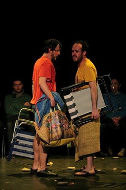 Un momento de la actuación del grupo ganador del Certamen de Teatro del IAJ