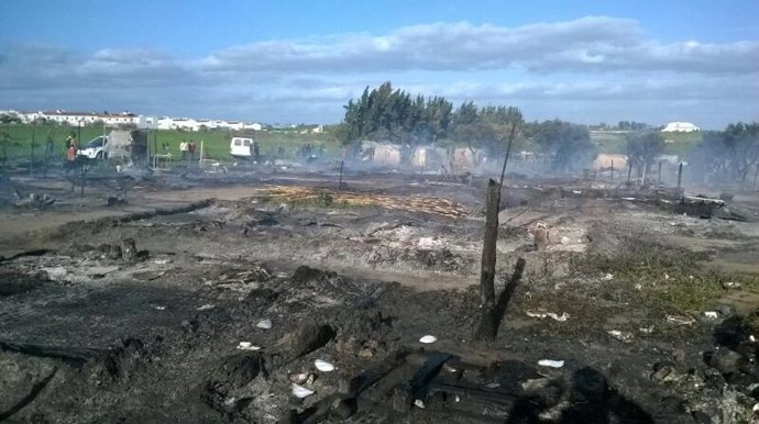 Imagen del incendio declarado en un asentamiento de inmigrantes en Lepe. 